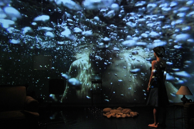 As projeções criadas por Elenize Dezgeniski interagem com os atores, com um belo resultado | Fotos: Elenize Dezgeniski/Divulgação