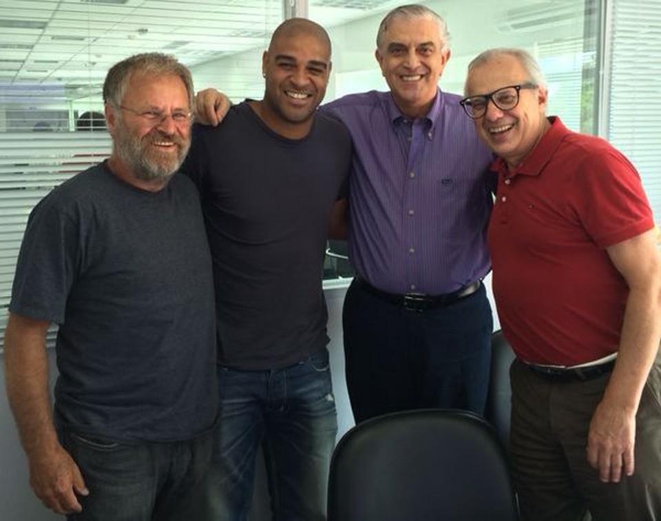 Adriano se reuniu com o presidente do Atlético Mario Celso Petraglia e os  ao voltar para Curitiba os vice-presiidentes Dionísio Banaszewski (esquerda) e Luiz Salim Emed (direita) | Divulgação MCAtrês