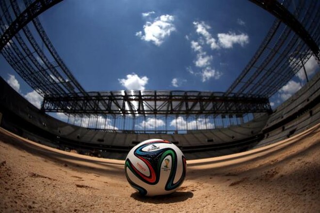 No Twitter, Jérôme Valcke postou a foto acima da Arena da Baixada e disse que a bola está com Curitiba e o governo para implementar as medidas necessárias para a cidade ser mantida na Copa |