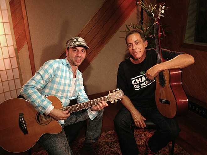 Ao lado de Zeca Baleiro, amigo e principal parceiro atual |