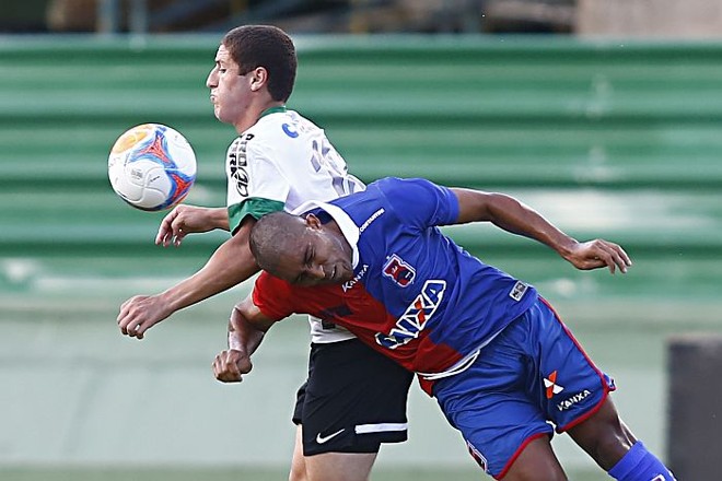 Paranista Ricardo Conceição tenta roubar a bola do coxa Zé Rafael |
