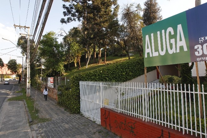 Vários imóveis da rua estão para alugar ou vender |