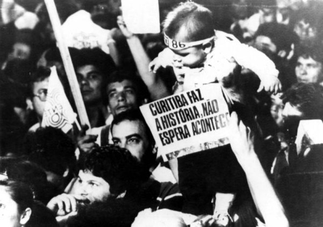 Milhares de curitibanos compareceram ao comício de 12 de janeiro, que abriu a campanha pelas Diretas |