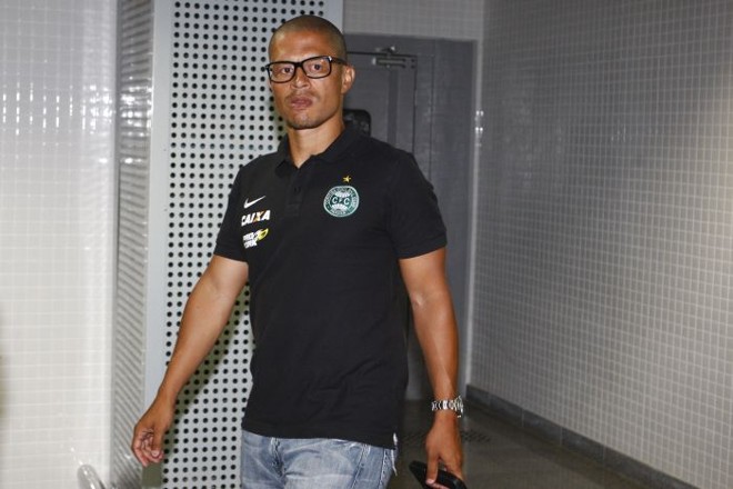 Alex, camisa 10 do Coritiba em desembarque no Aeroporto de Foz do Iguaçu. Equipe treinará na cidade nas próximas semanas |