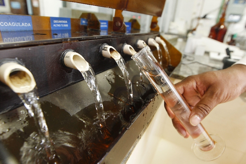 Laboratório de análises da Sanepar: depois de seis anos congelada, a tarifa de água e esgoto subiu 44,5% nos últimos três anos. | Daniel Castellano/ Gazeta do Povo