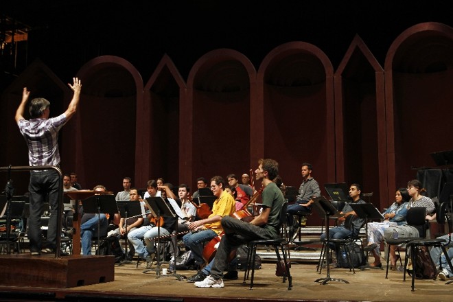 Alunos ensaiam com o maestro e diretor artístico da Oficina |