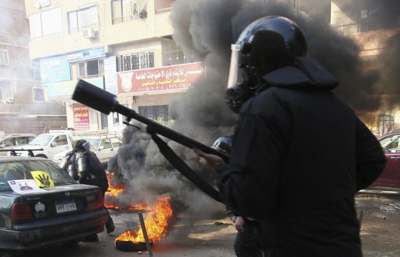 Militares durante um conflito nas ruas do Cairo | REUTERS/ Mohamed Abd El Ghany