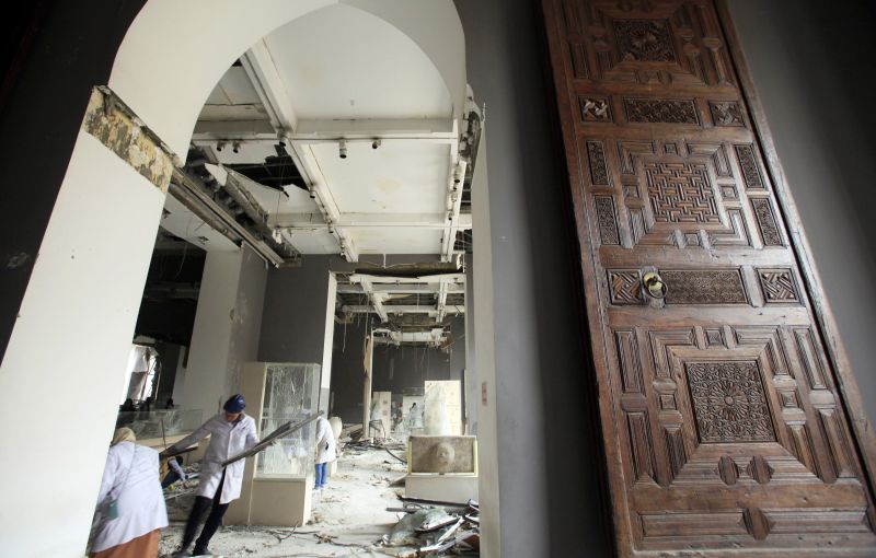 Restaurador trabalha no Museu de Arte Islâmica depois que uma explosão destruiu parte do prédio e do acervo. | Amr Abdallah Dalsh/Reuters