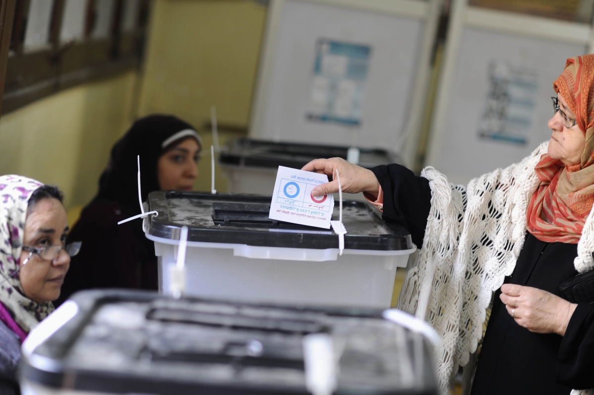 Egípcia deposita seu voto no referendo desta terça-feira (14) no Cairo, capital do Egito | Reuters/Mohamed Abd El Ghany