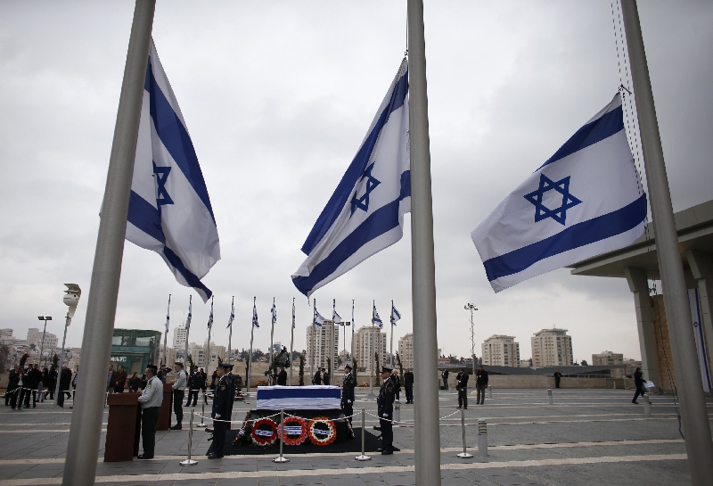 Seguindo a tradição, o corpo foi cercado por militares durante o velório, realizado no Parlamento, em Jerusalém | Ronen Zvulun/Reuters