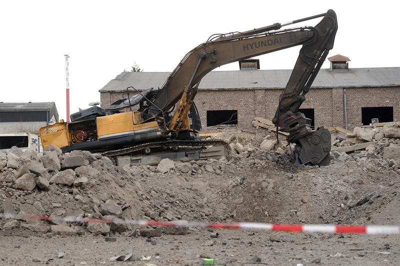 Segundo testemunhas, o estrondo da detonação quebrou vidros de janelas de edifícios e lojas das imediações do complexo | EFE/Marius Becker