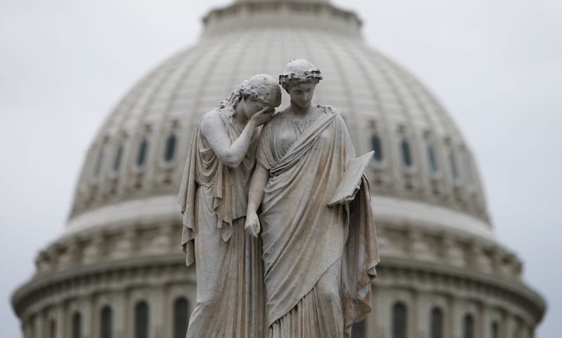 Estátuas em frente ao Capitólio, em Washington: eleições no Congresso norte-americano prometem acirrar a disputa entre democratas e republicanos | Kevin Lamarque/Reuters