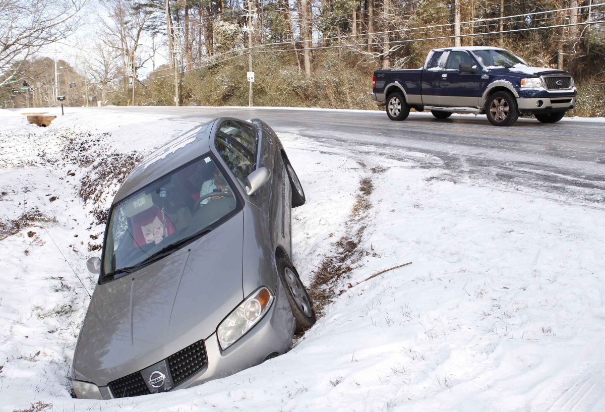 A tempestade se abateu sobre uma região de modo geral não acostumada com gelo e neve. Na foto, motorista pede ajuda pelo celular | REUTERS/Tami Chappell