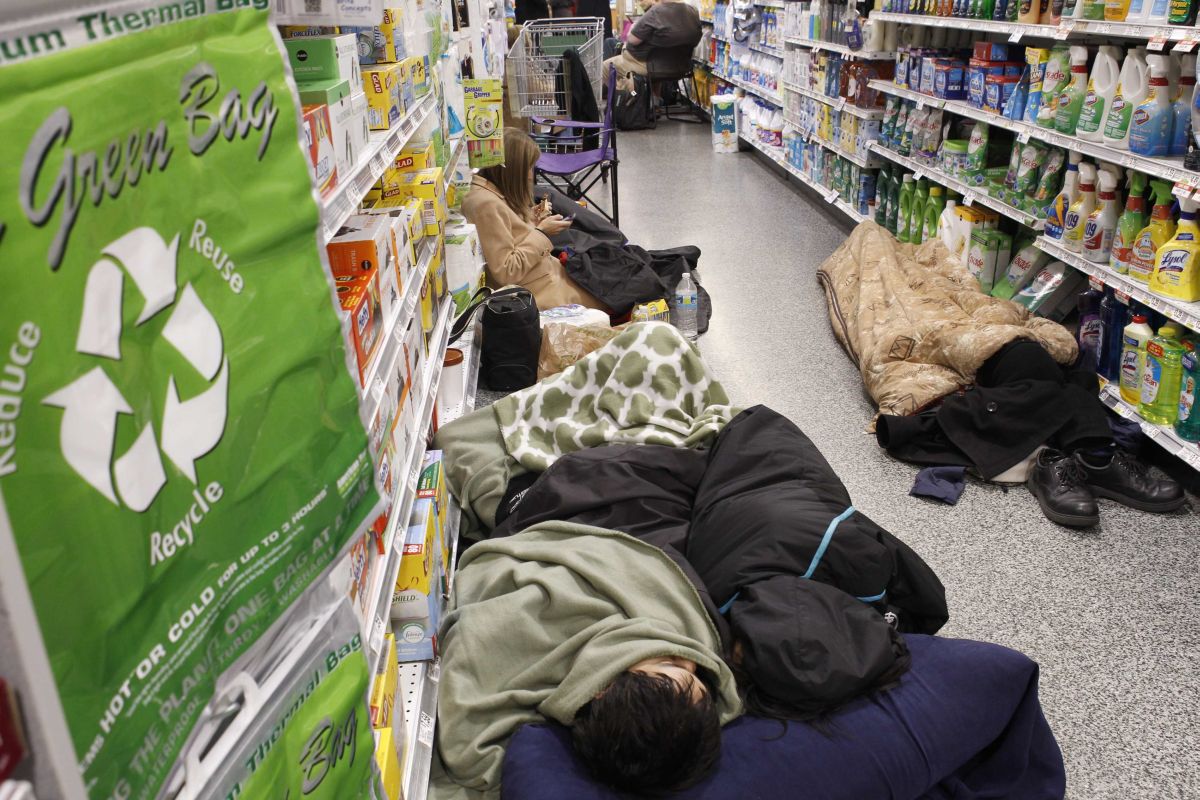 Pessoas ficaram presas em comércios locais, esperando a tempestade passar | REUTERS / Tami Chappell