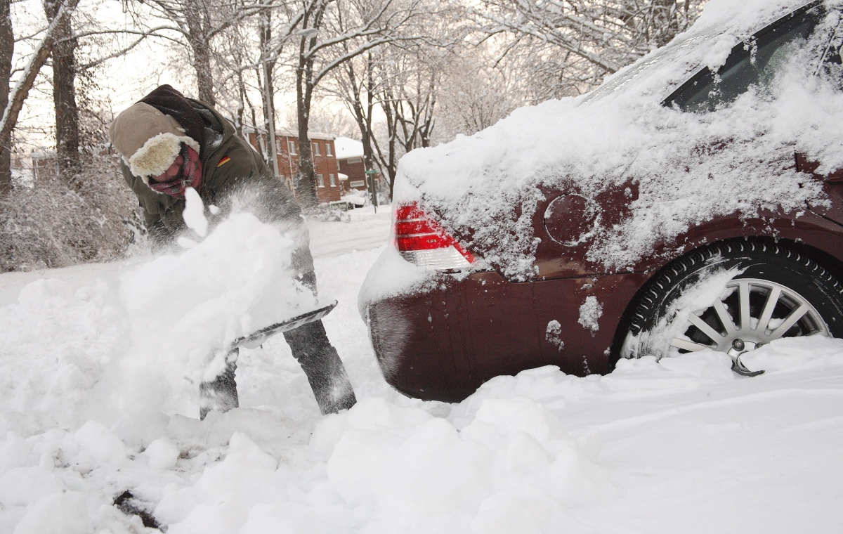 Homem usa pá para tirar a neve de seu carro em Indianápolis, nos EUA | EFE/Steve C. Mitchell