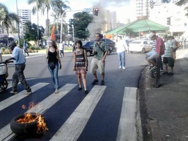 Manifestantes fecharam parcialmente a rotatória da Higienópolis com a JK | Jean Delefrati/Jornal de Londrina