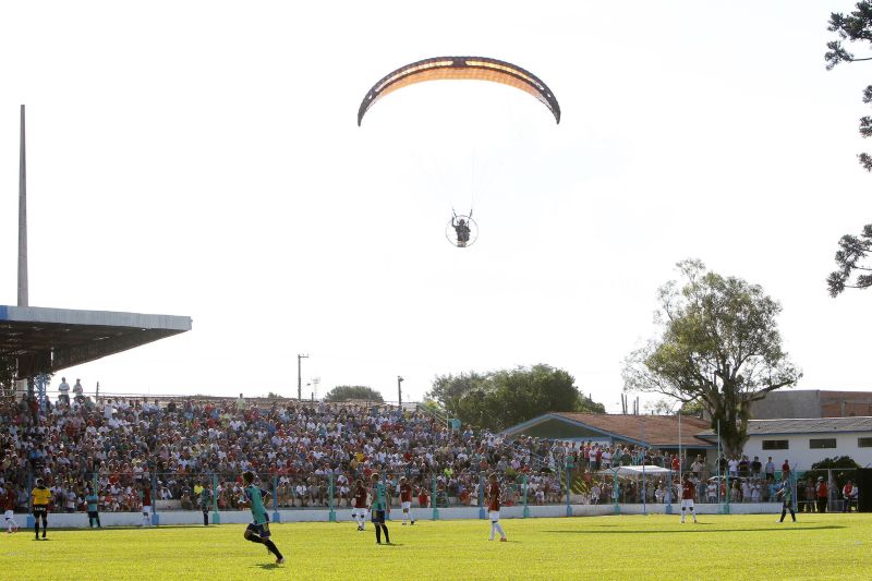 Teve até voo de paraglider em Prudentópolis na partida que abriu o Campeonato Paranaense: calor de 30º e cansaço contribuíram para o 0 a 0 | Antônio More/Gazeta do Povo