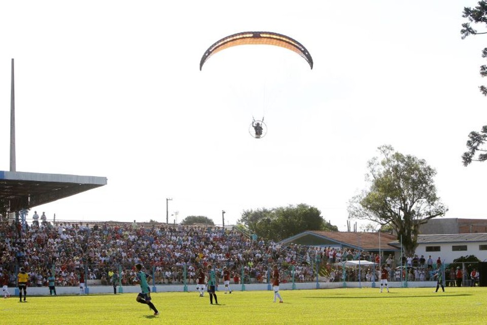 Teve até voo de paraglider em Prudentópolis na partida que abriu o Campeonato Paranaense: calor de 30º e cansaço contribuíram para o 0 a 0 | Antônio More/Gazeta do Povo