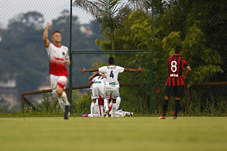 Jogadores do Toledo comemoram o gol de André Luis | Felipe Rosa / Gazeta do Povo