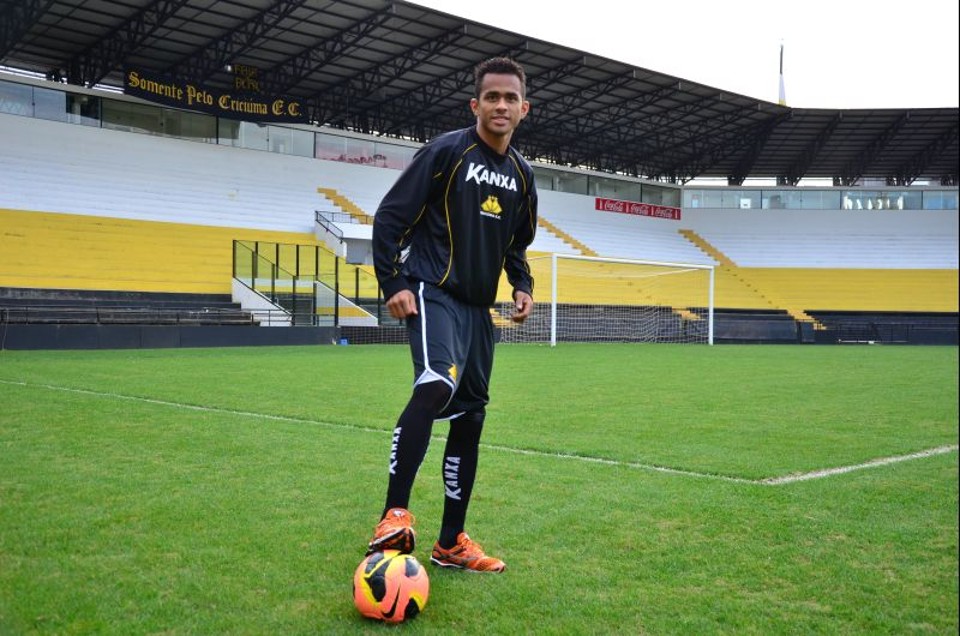 Sueliton, ex-Criciúma, assinou contrato com o Atlético | Lucas Colombo / A Tribuna