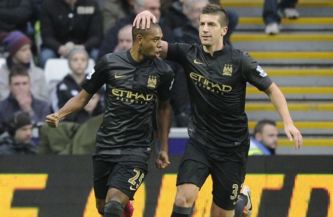 Fernandinho comemora com Nastasic o gol marcado diante do Swansea | Reuters
