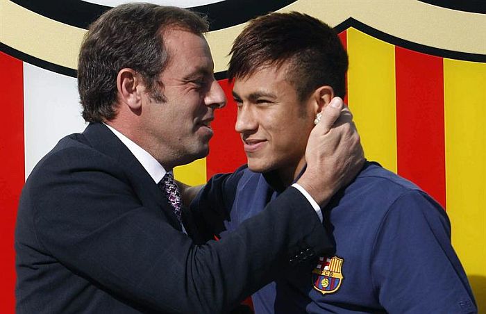 Presidente Sandro Rosell abraça Neymar: dirigente será investigado por suspeita de não declarar o valor total da compra do atacante | Albert Olivé / EFE
