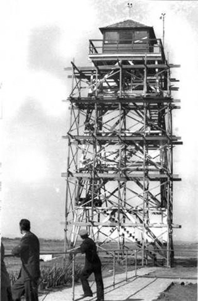 A torre de madeira para controle de voos no Aeroporto de Afonso Pena, em 1950, ano da Copa |