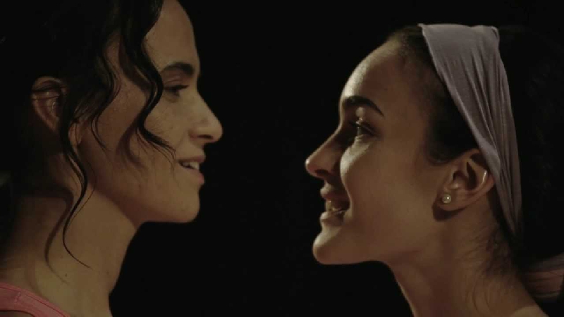 Longa-metragem apresenta casal de atrizes em meio a narrativa não linear | Divulgação