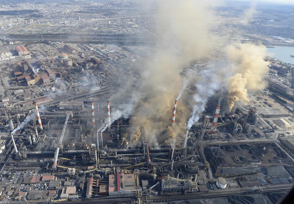 Fumaça resultante do incêndio pôde ser vista de longe | Reuters/Kyodo