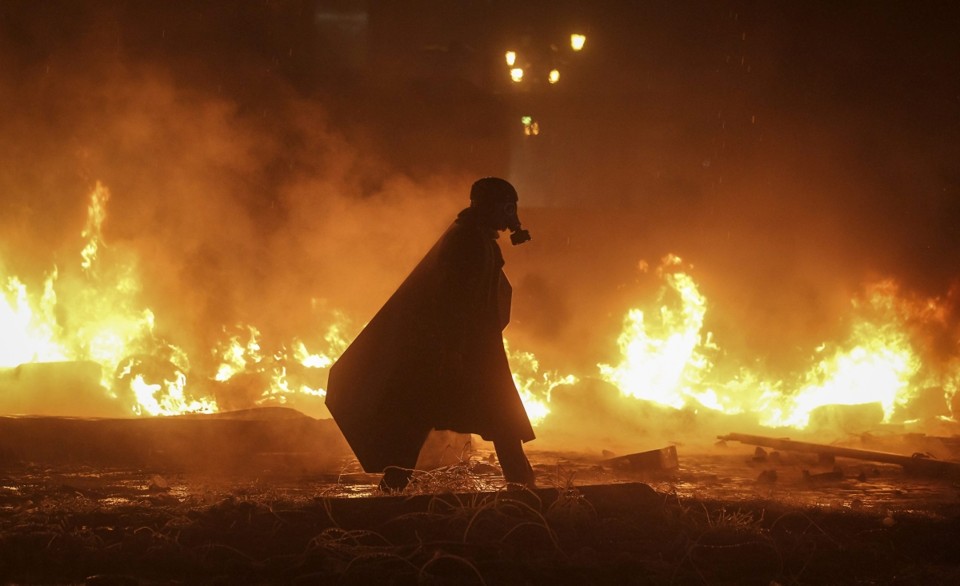 Manifestante usa máscara de gás durante os protestos em Kiev | Reuters/Valentyn Ogirenko