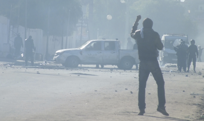 Manifestantes enfrentam a polícia em Kasserine, uma das regiões da Tunísia que foram palco de protestos contra o governo | Stringer/Reuters