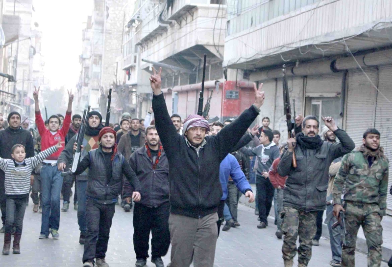 Civis e membros do Exército Livre Sírio protestam nas ruas de Aleppo contra a ação do Estado Islâmico, que incitou um novo levante no país | Abdalrhman Ismail/Reuters