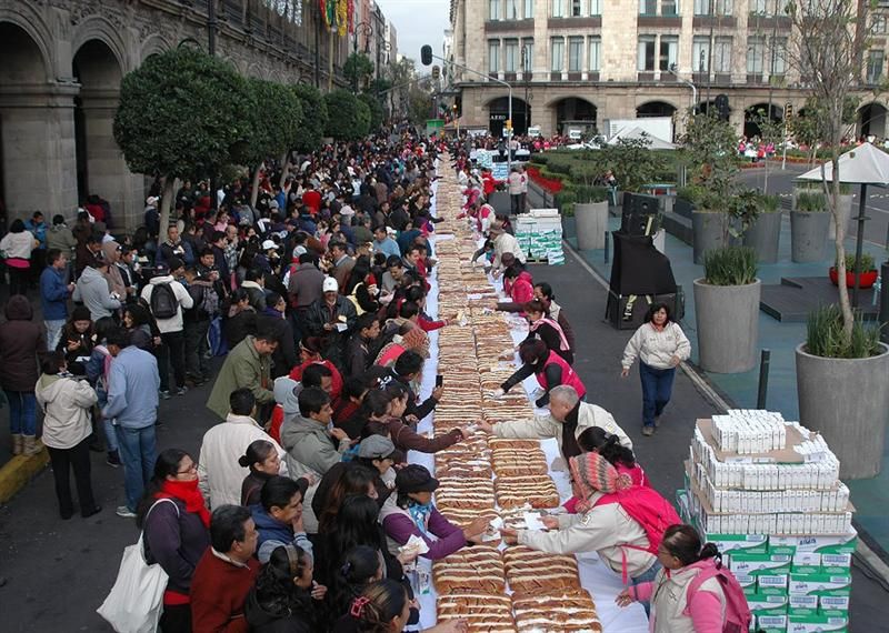 A Rosca de Reyes lembra a história bíblica da visita dos reis magos ao menino Jesus, depois do Natal | EFE/STR
