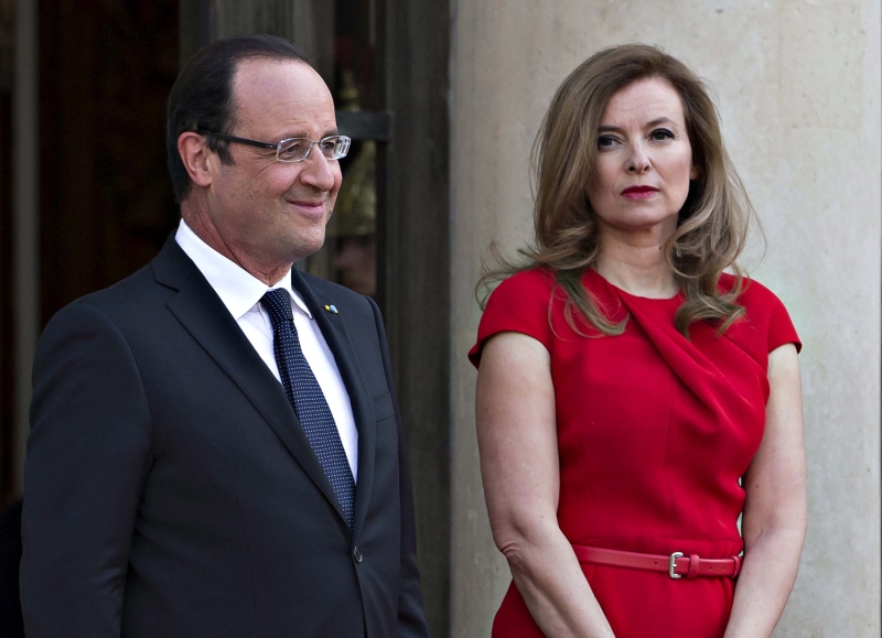 Hollande ao lado de sua mulher, Valérie Trierweiler | Stringer/Reuters