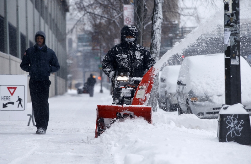 Morador do Bronx, bairro de Nova York, limpa a neve sobre a calçada. Tempestade fez o governo decretar estado de emergência na cidade | Mike Segar/Reuters