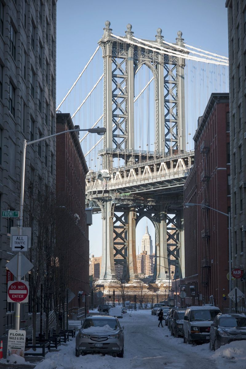 Ponte de Manhattan, em Nova York, na manhã de ontem: cidade permanecia coberta por neve | Sebastian Gabriel/Efe