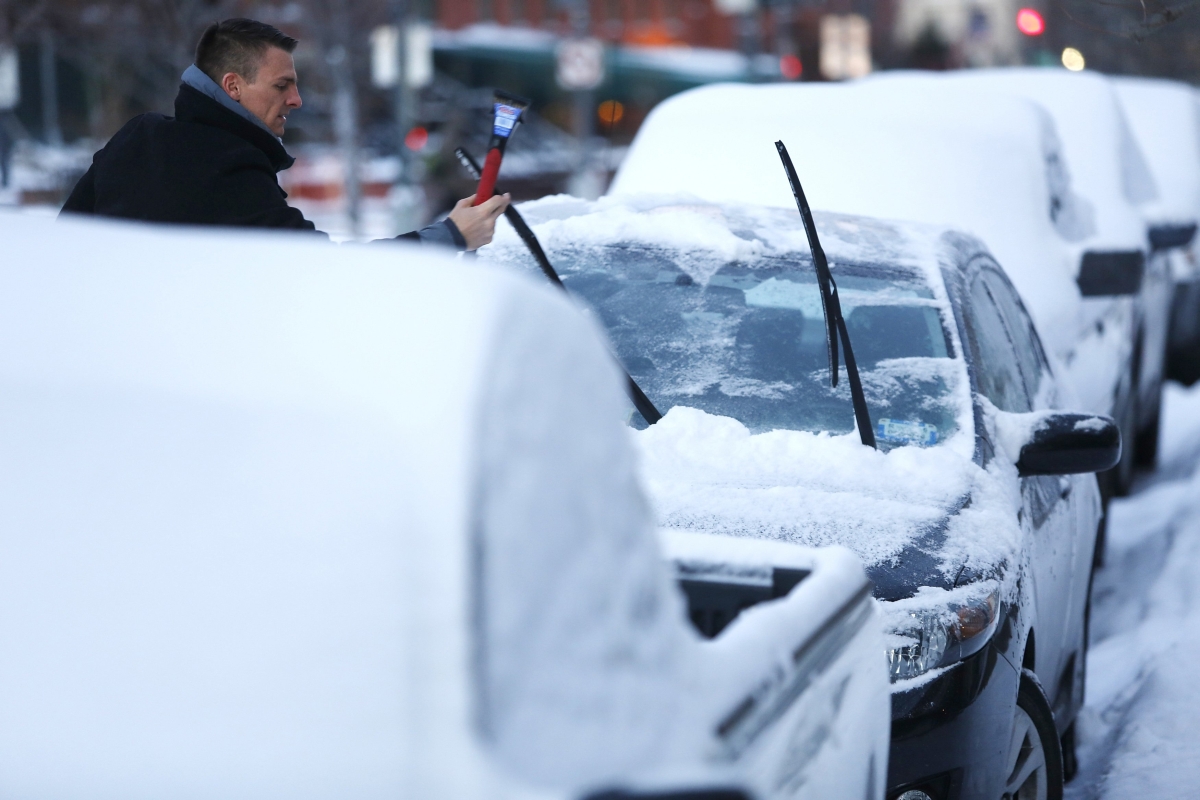 Homem limpa seu carro em Washington | Reuters/Jonathan Ernst