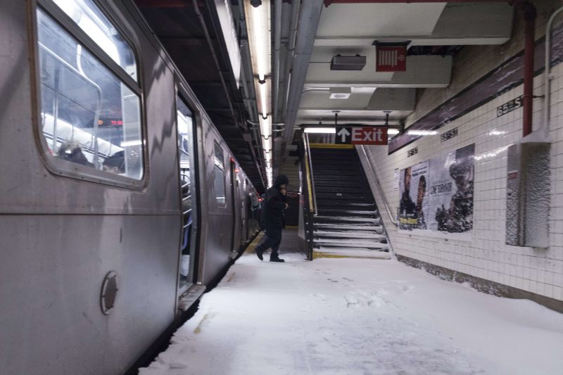 Neve invadiu o metrô de Nova York | REUTERS/Zoran Milich
