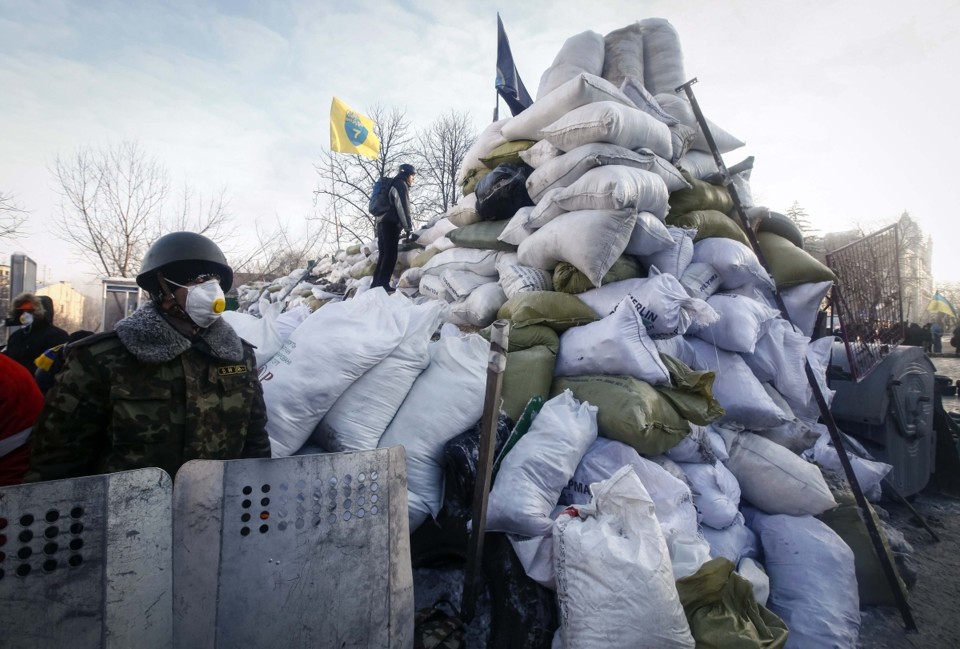 Nova barricada é vista nesta manhã na praça da Independência, em Kiev | Reuters/Vasily Fedosenko