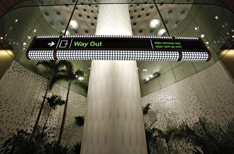 Aviso indica a saída no novo terminal do aeroporto de Mumbai, na Índia: país quer que diplomata americano deixe o país, em resposta à prisão da vice-cônsul indiana nos EUA | Danish Siddiqui/Reuters