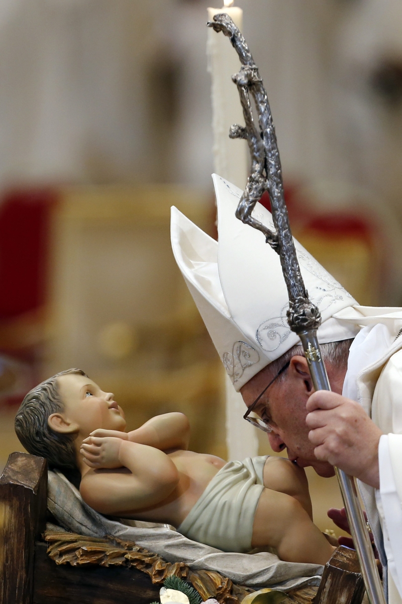 Papa beija estátua do menino Jesus na basílica de São Pedro | Giampiero Sposito/Reuters