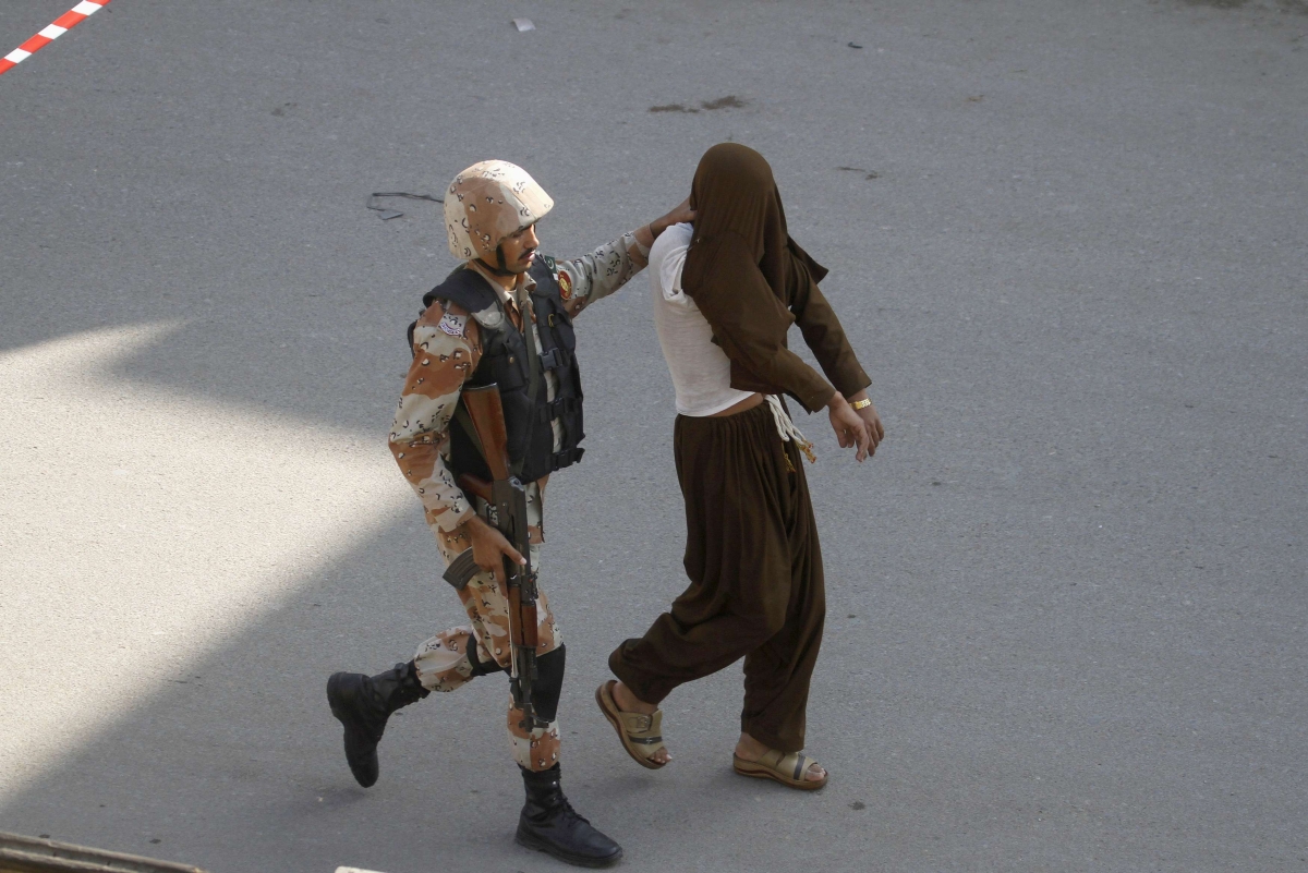 Ranger paquistanês escolta homem detido perto da zona onde aconteceu o atentado em Karachi | Reuters/Athar Hussain