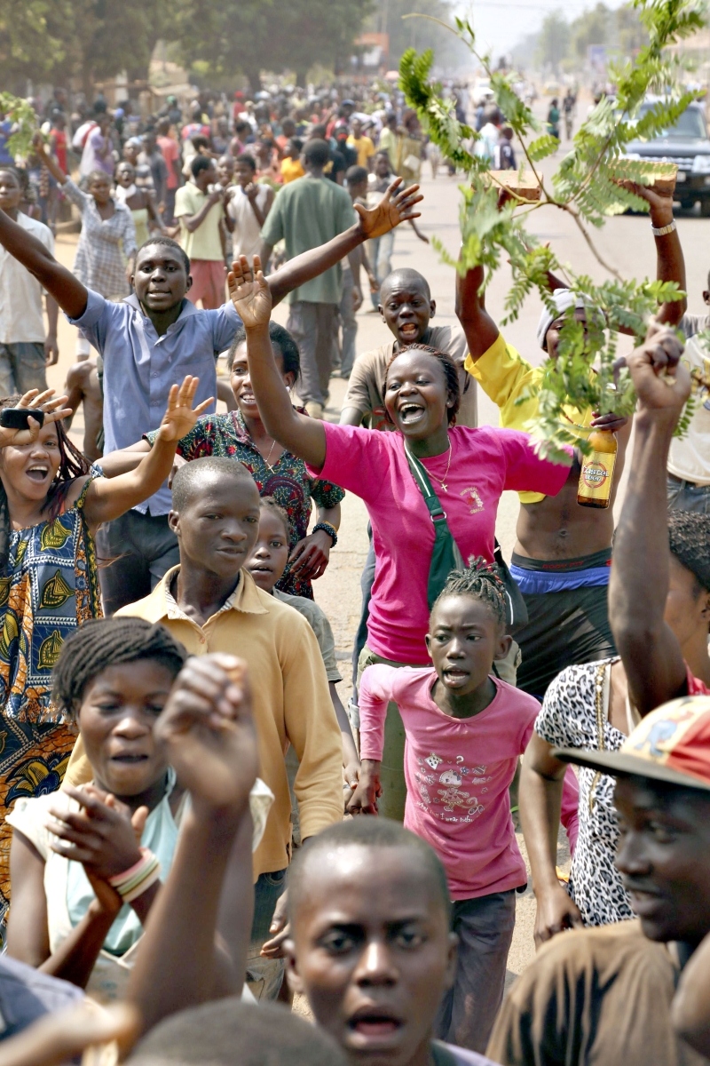 População saiu às ruas para comemorar a mudança no governo da República Centro-Africana | Emmanuel Braun/Reuters