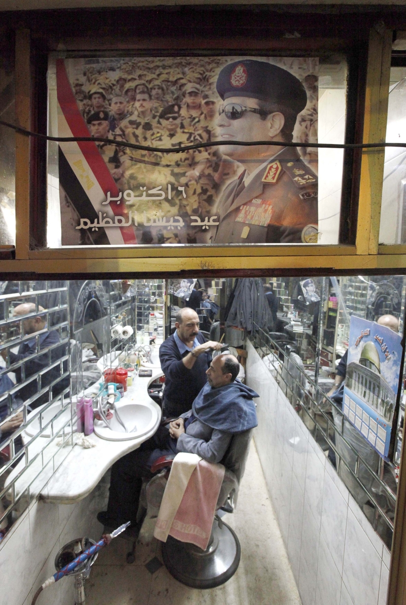 Pôster de Sisi decora a entrada de uma barbearia no Cairo | Mohamed Abd El Ghany/Reuters