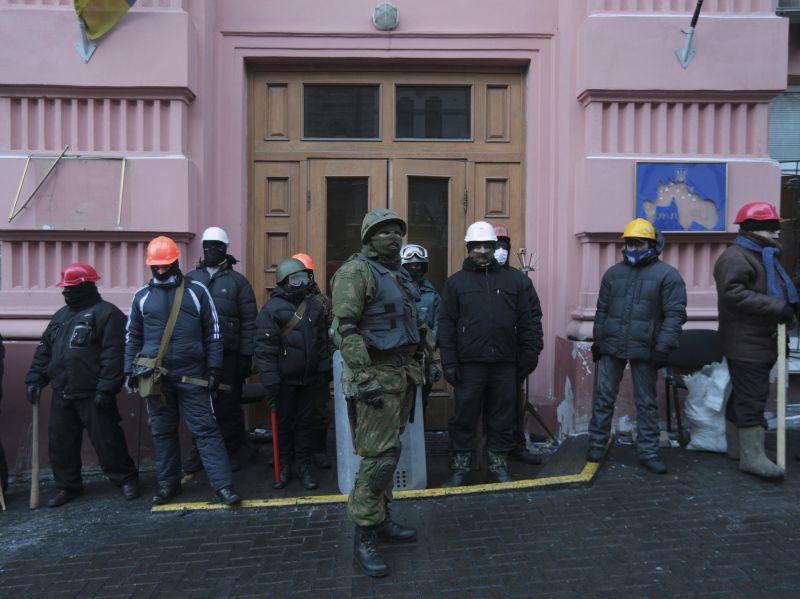 Manifestantes em frente ao Ministério da Justiça ucraniano | REUTERS/Konstantin Chernichki
