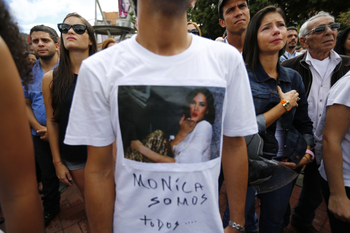 Rapaz usa camiseta com o rosto da ex-miss assassinada durante protesto em Caracas nesta quarta-feira (8) | Reuters/Jorge Silva