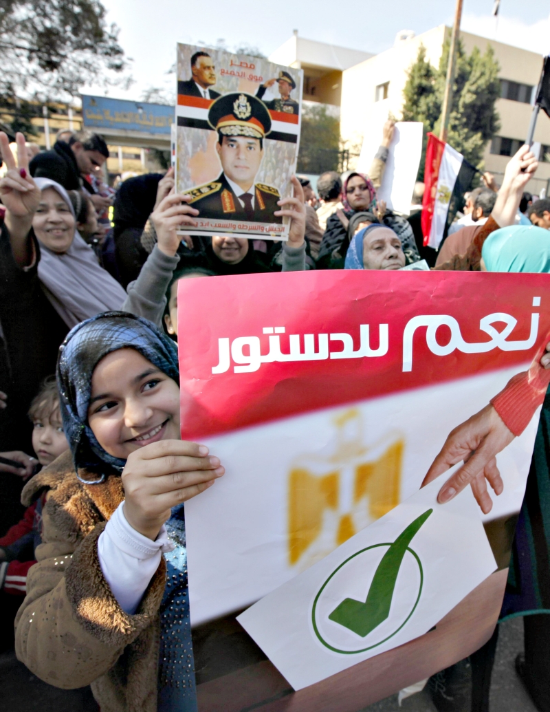 Manifestantes exibiram cartazes a favor do governo | Mohamed Abd El Ghany/Reuters