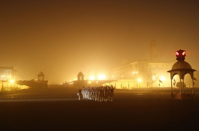 Soldados indianos ensaiam para o desfile do Dia da República em meio à névoa em uma manhã fria de inverno, em Nova Déhli, na Índia. O país vai celebrar o dia da República em 26 de janeiro | REUTERS/Anindito Mukherjee