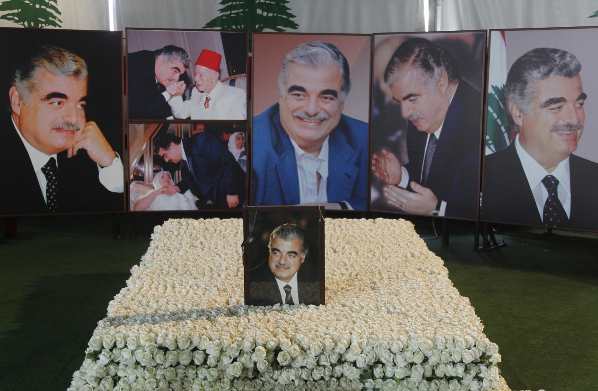 Túmulo do ex-primeiro-ministro libanês Rafik al-Hariri é ornamentado em Beirute | Reuters/Sharif Karim