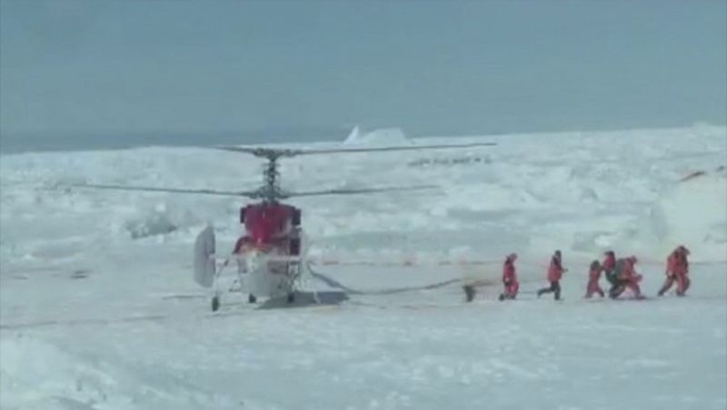 O plano elaborado pelas autoridades australianas prevê utilizar o helicóptero do navio chinês Snow Dragon para resgatar os 52 cientistas e turistas à bordo | REUTERS/Chris Turney/www.spiritofmawson.com
